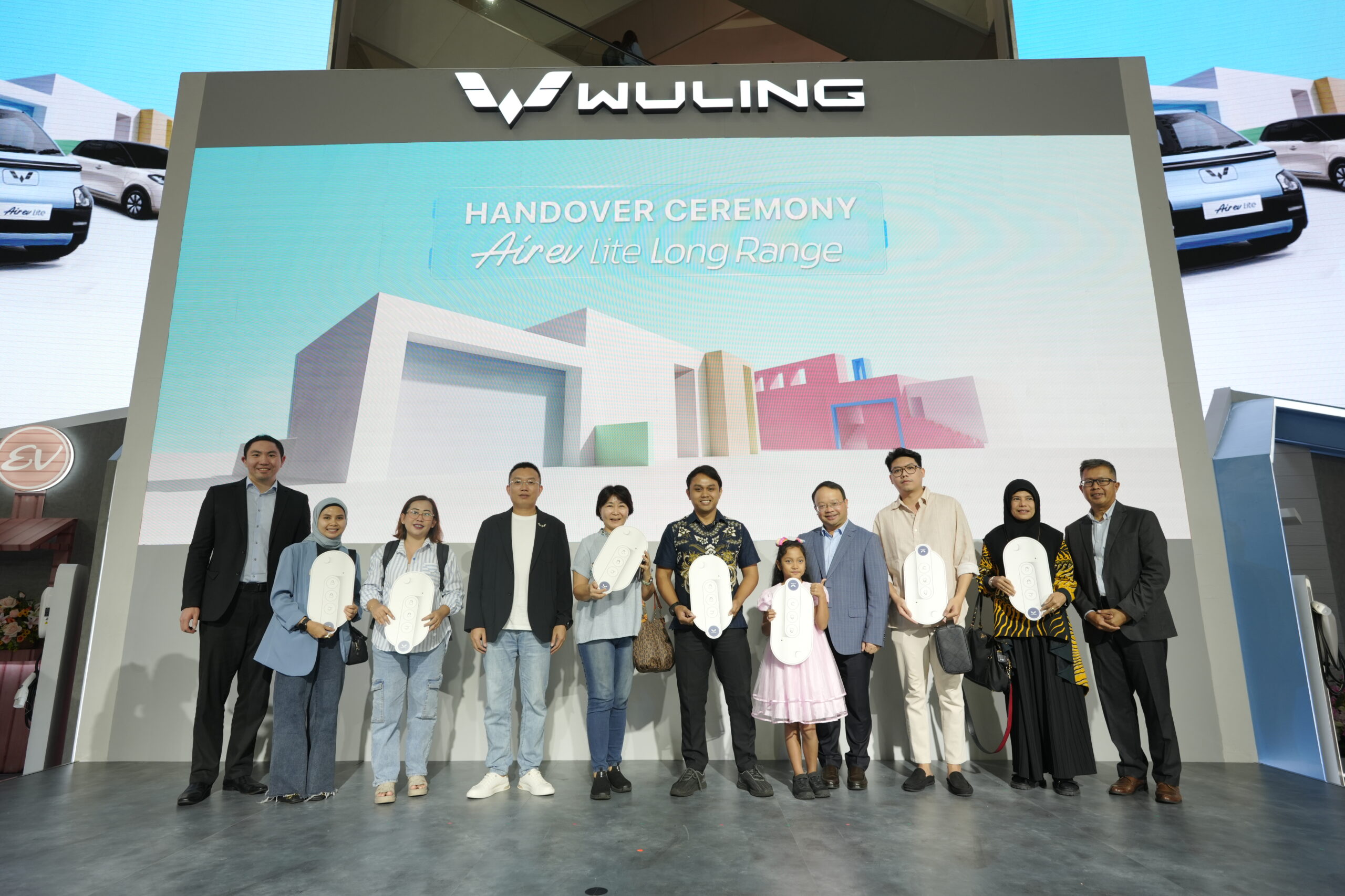 Apakabar.co.id - Wuling juga melakukan handover ceremony kepada 7 konsumen pertama Wuling Air ev Lite Long Range