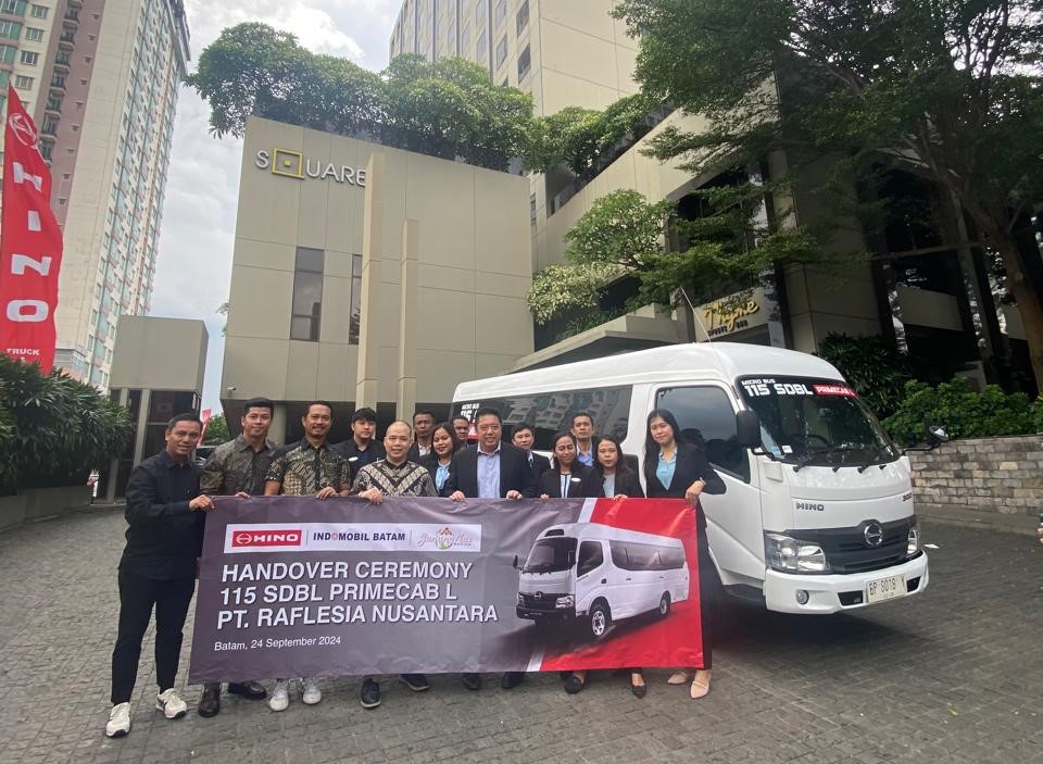 Handover ceremony Hino Bus 115 SDBL PRIMECAB L kepada PT_ Raflesia Nusantara atau i Hotel - apakabar.co.id