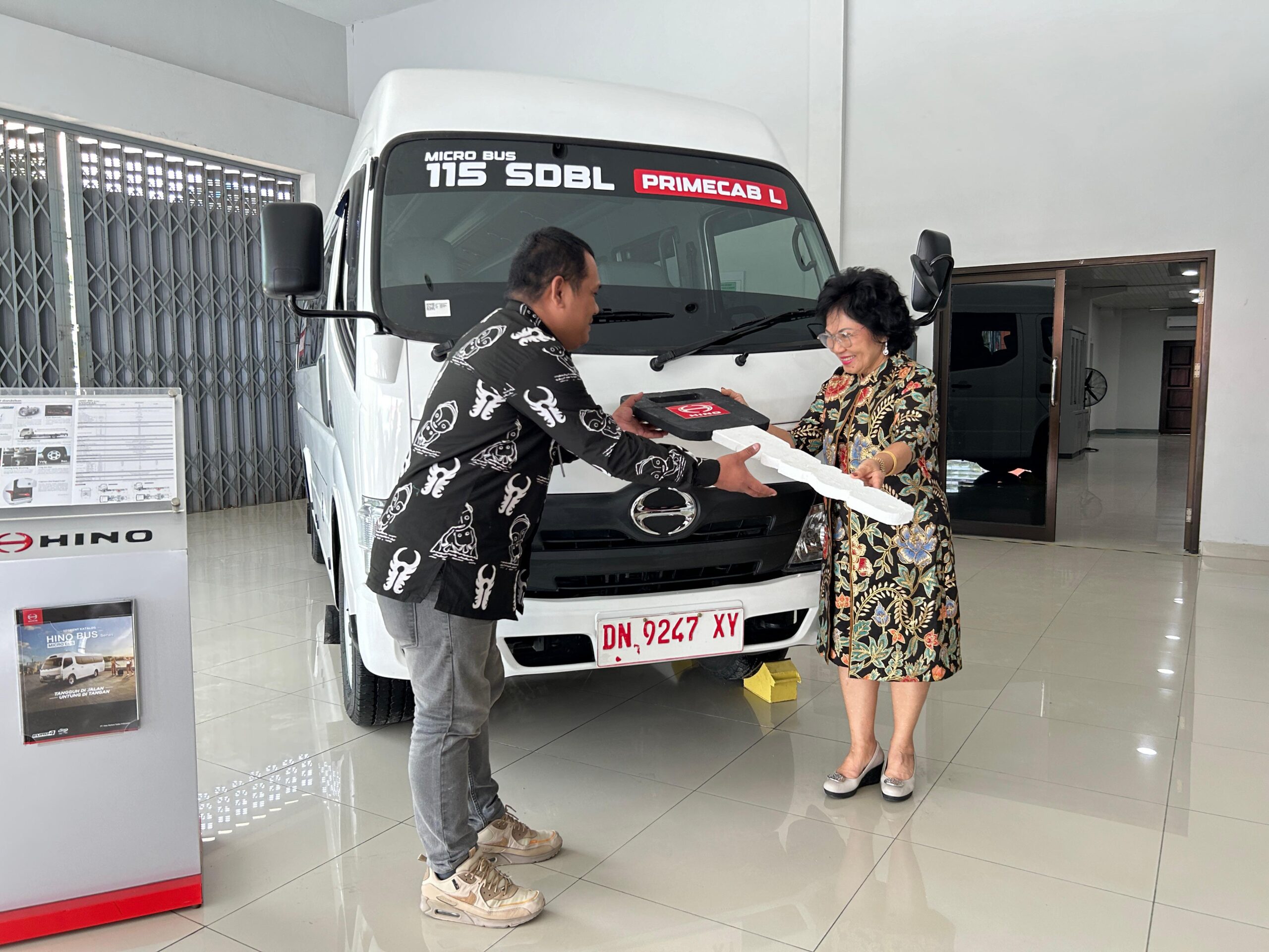 Penyerahan microbus 115 SDBL Prime Cab L kepada Darmawan Suaib - apakabar.co.id