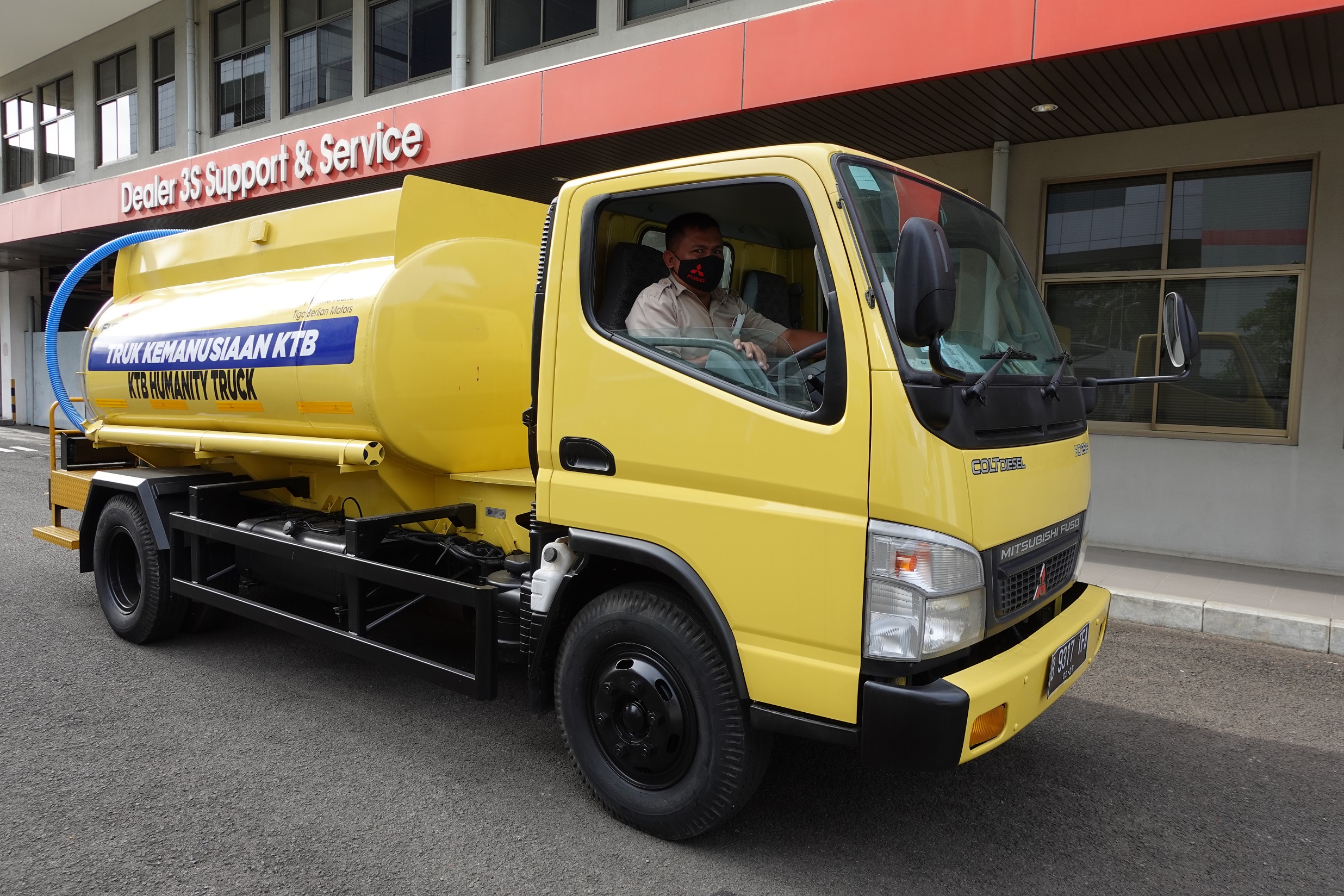 Mitsubishi fuso canter meraih penghargaan dari jawa pos - apakabar.co.id