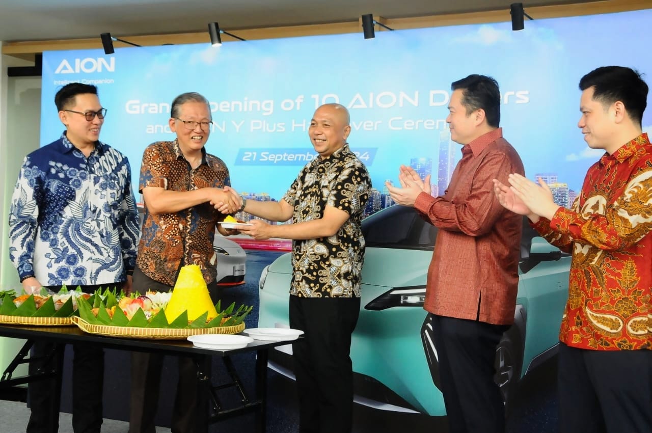 Prosesi pemotongan tumpeng dalam peresmian diler Aion Daan Mogot Jakarta Barat - apakabar.co.id