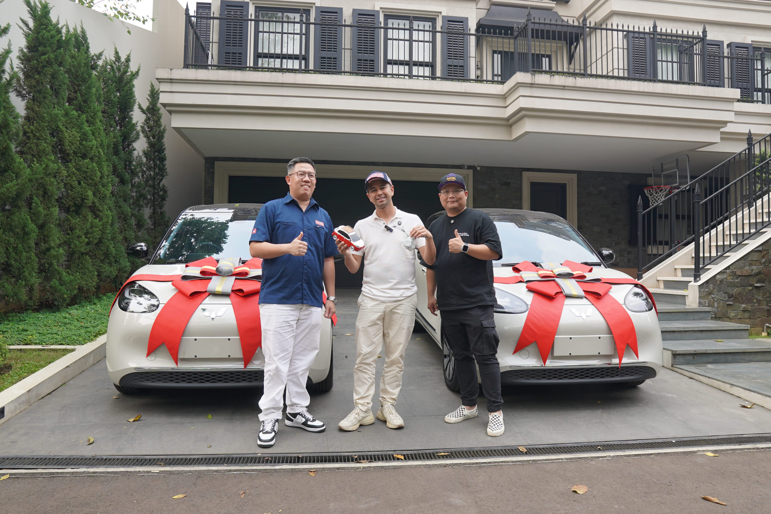 Rafi Ahmad, Andre Mulyadi dan Novian Hendra menunjukkan Wuling BinguoEV untuk hadiah Super Giveaway IMX 2024 - apakabar.co.id