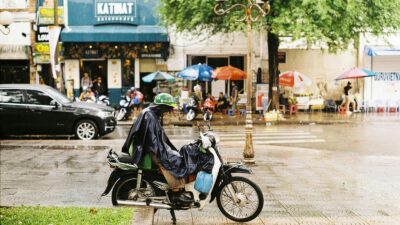 Tips berkendara aman dan nyaman saat musim hujan, Pakai Helm Sesuai Standar - apakabar.co.id