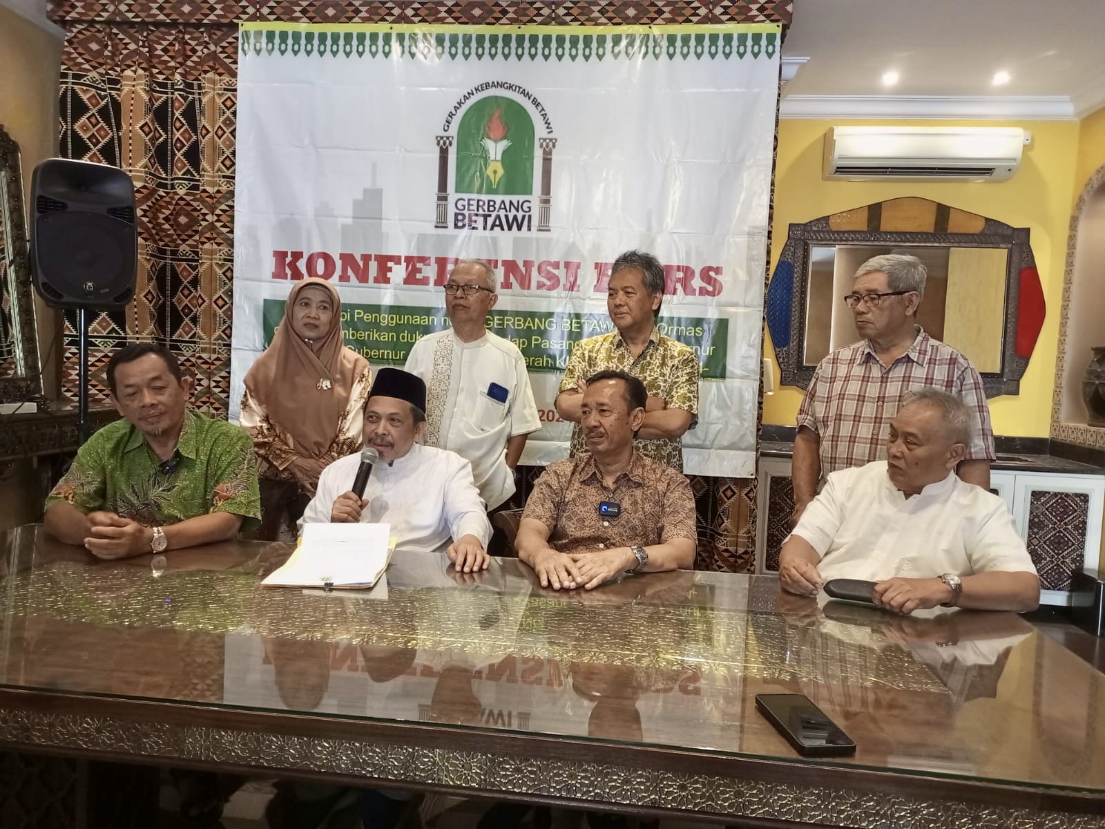 Gerakan Kebangkitan Betawi atau Gerbang Betawi melakukan jumpa pers perihal pencatutan nama Gerbang Betawi dalam mendukung Paslon Pilgub Jakarta 2024, Sabtu (12/10) - apakabar.co.id