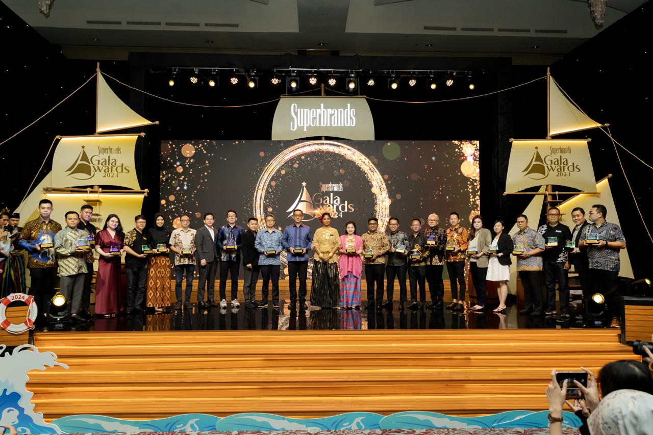 Penyerahan penghargaan Superbrands Award 2024 kepada Federal Oil - apakabar.co.id