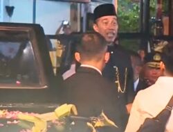 Cerita Warga Nunggu Jokowi Pulang Naik Maung