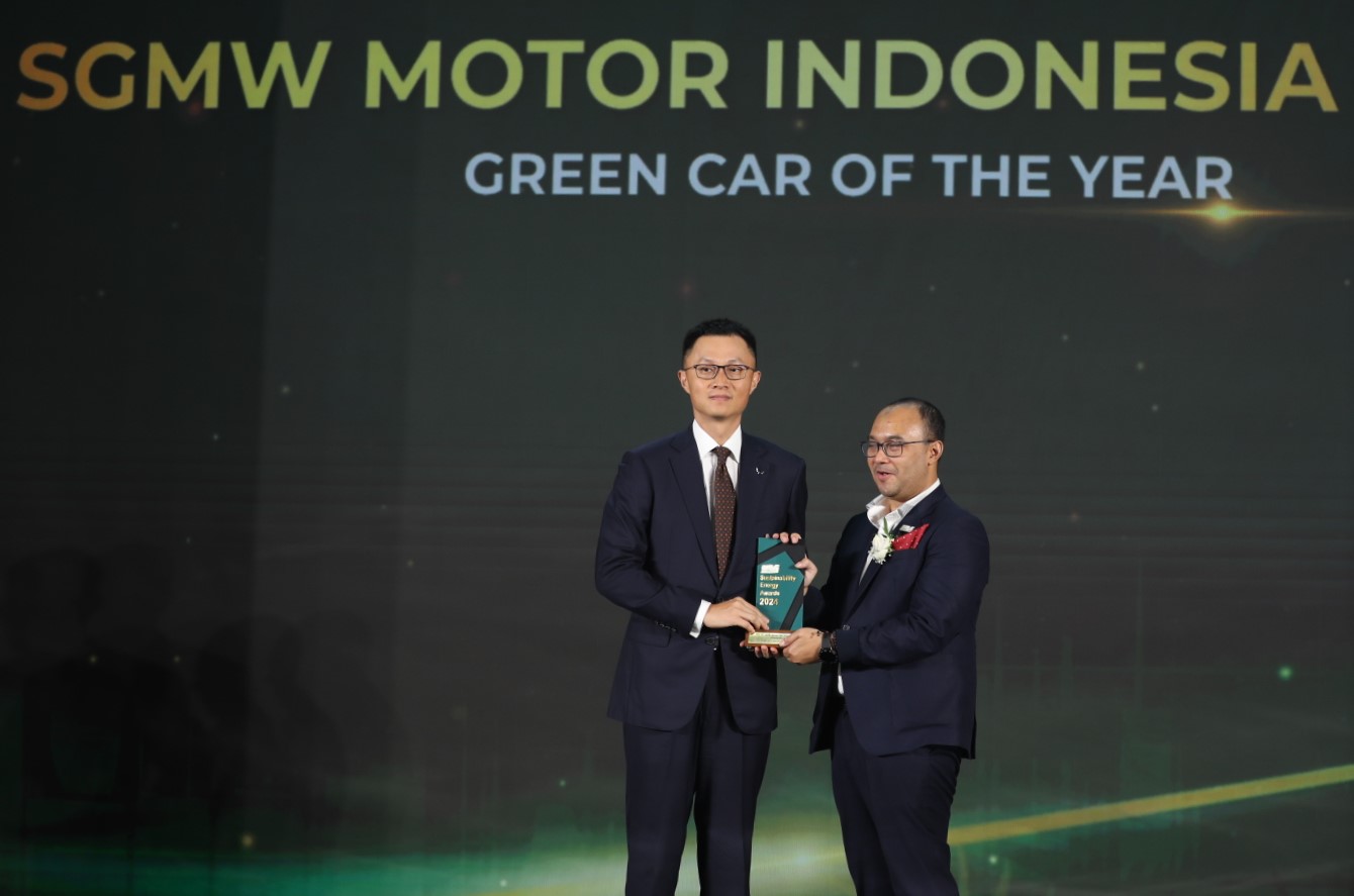 Wuling mendapatkan predikat Green Car of The Year pada acara Sustaunability Energy Award - apakabar.co.id