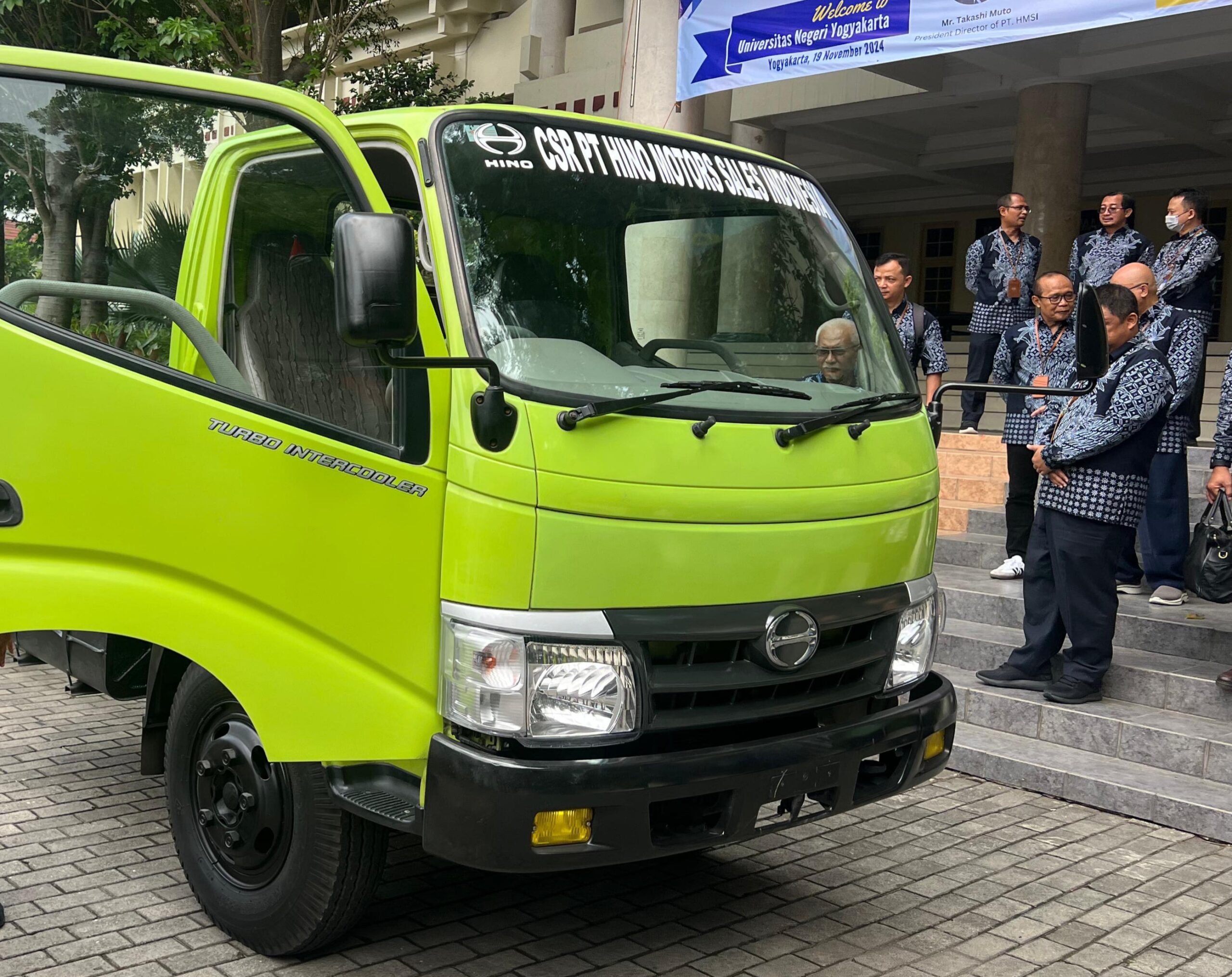 CSR Hino menghibahkan satu unit truk Hino 300 kepada Universitas Negeri Yogyakarta - apakabar.co.id