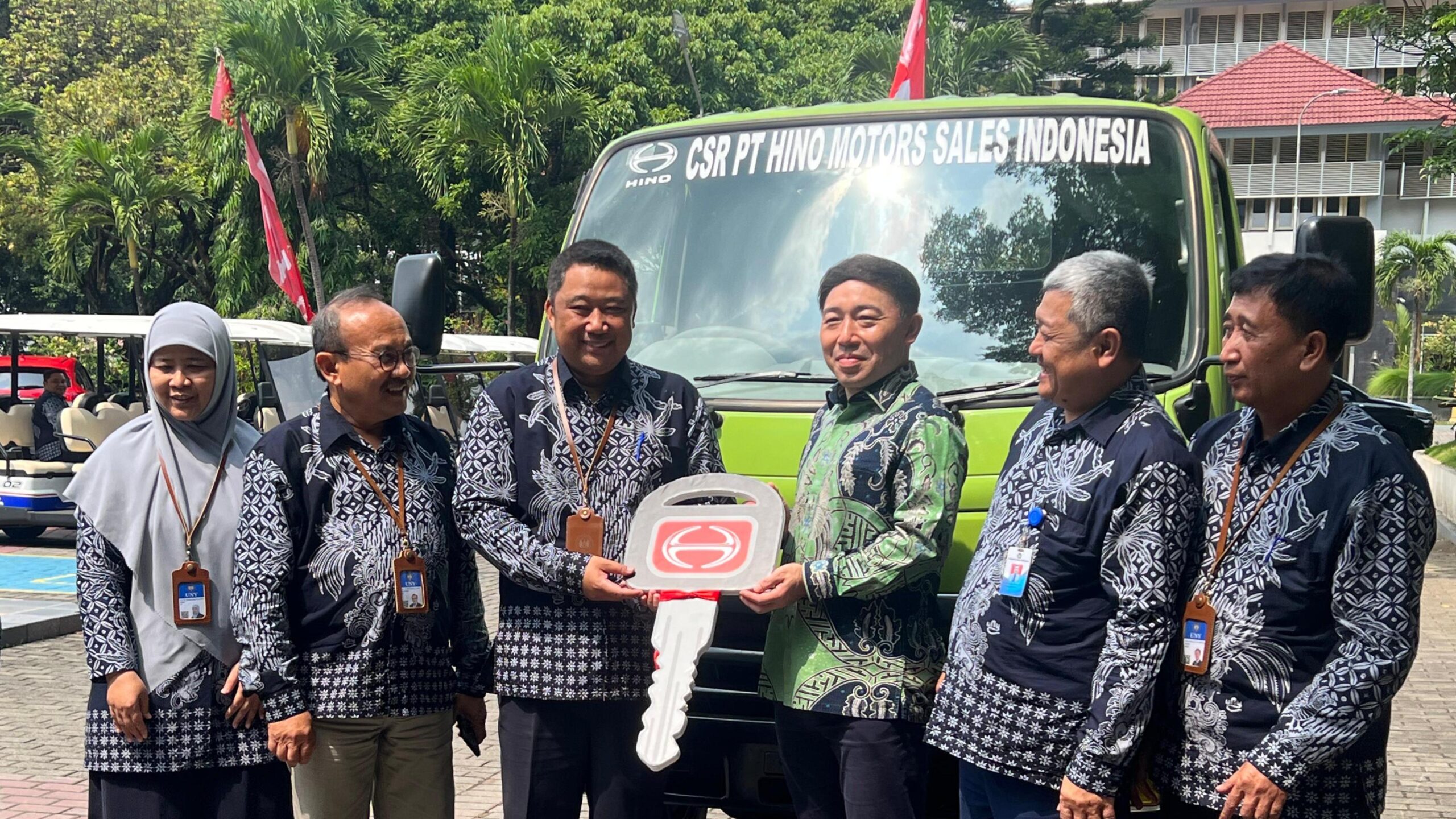 CSR Hino kepada UNY Serahkan Truk Hino 300 - apakabar.co.id