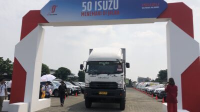 Isuzu GIGA menjadi salah satu kendaraan yang mengikuti konvoi 50 Isuzu Menemani di Jalan - apakabar.co.id