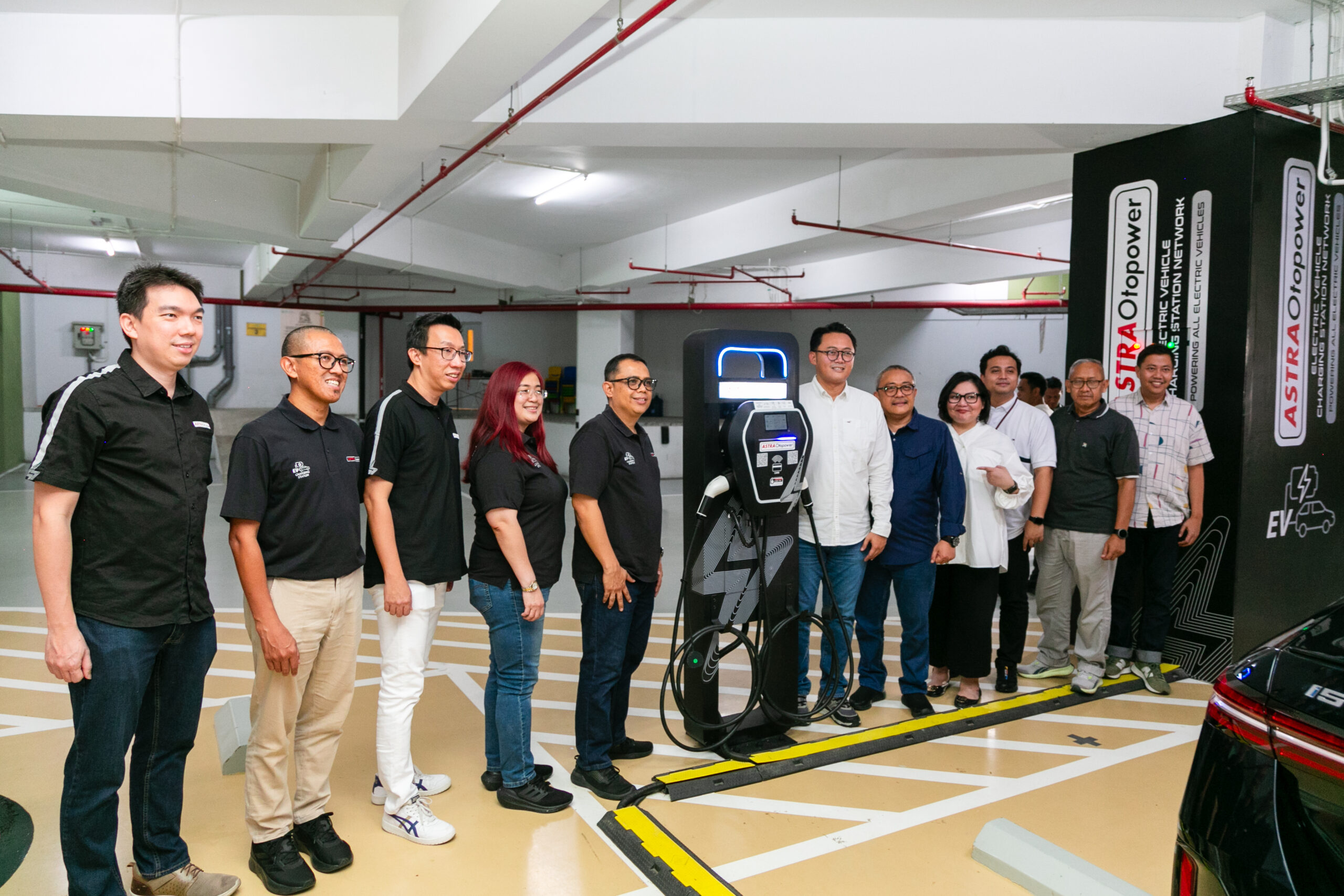 Jajaran manajeman Astra Otoparts bersama manajemen Living World saat meresmikan Astra Otopower di Kota Wisata Cibubur - apakabar.co.id