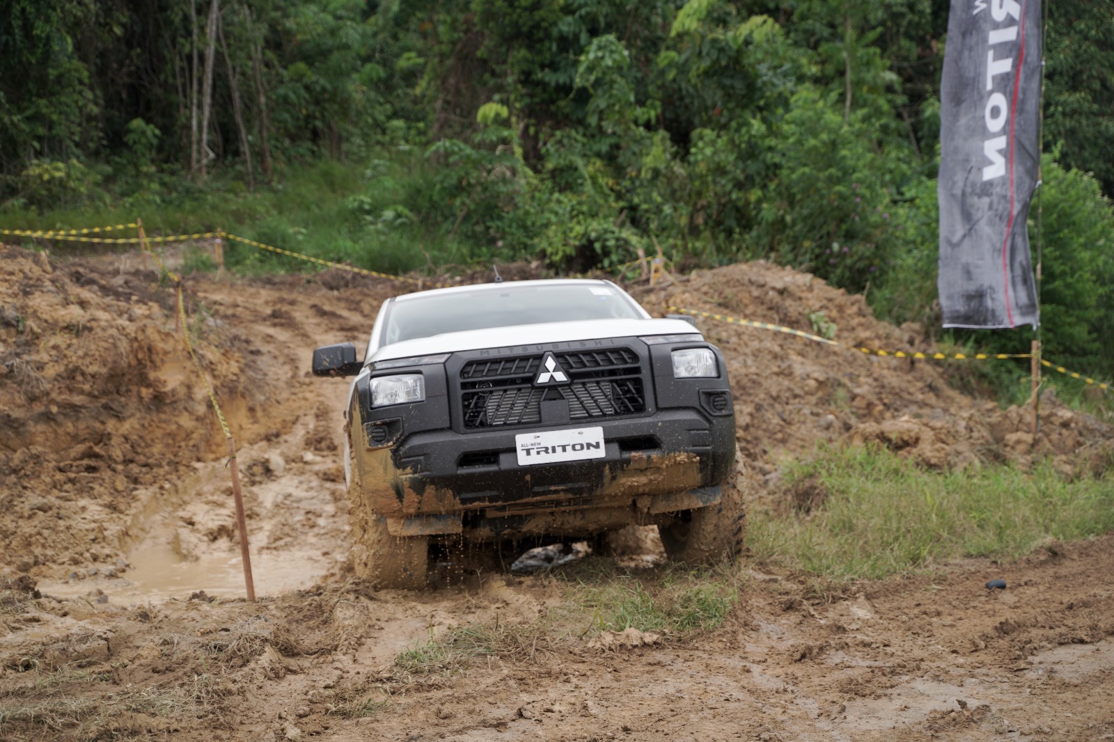 Mitsubishi All New Triton diajak terjang trek off-road di Balikpapan - apakabar.co.id