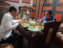 Jokowi Ajak Prabowo Makan Malam di Angkringan Omah Semar Solo