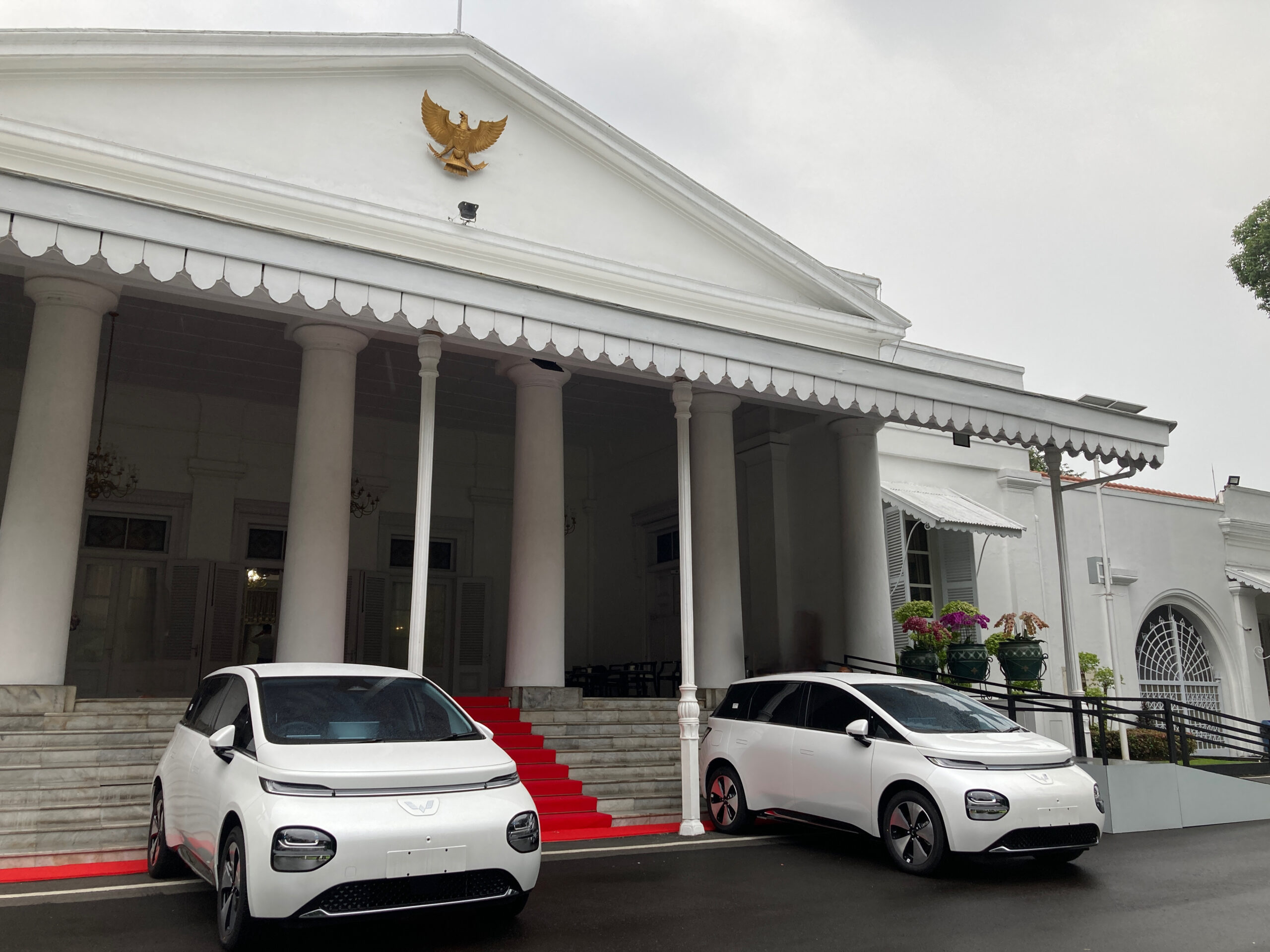 Wuling EV mendukung Pemerintah Provinsi Jawa Barat dengan 2 Cloud EV untuk operasional - apakabar.co.id