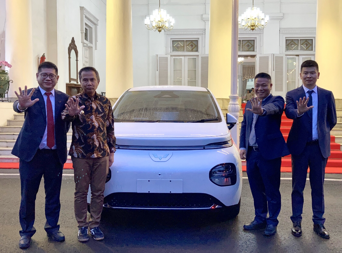 Ki-ka — Mr. Lv Juncheng President Director of SAIC-GM-Wuling Automobile Co. Ltd - Bapak Bey Triadi Pj Gubernur Jawa Barat - Mr. Tan Wensheng President Director Wuling Motors - Mr. Andy Xu Sales Director Wuling Motors - apakabar.co.id