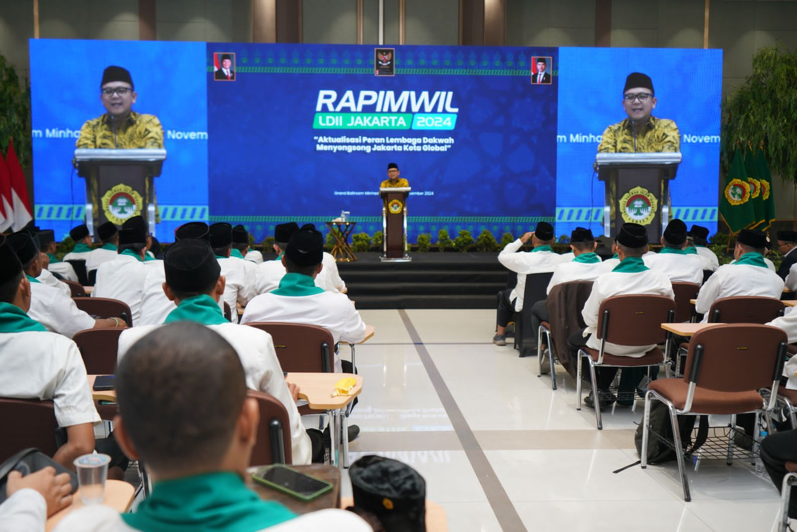 Basri Baco, Sekretaris Tim Pemenangan Ridwan Kamil-Suswono, memberikan pembekalan kebangsaan kepada perwakilan PC/PAC, DPD & Pengurus DPW LDII Se-Jakarta di acara Rapimwil LDII Jakarta 2024 - apakabar.co.id