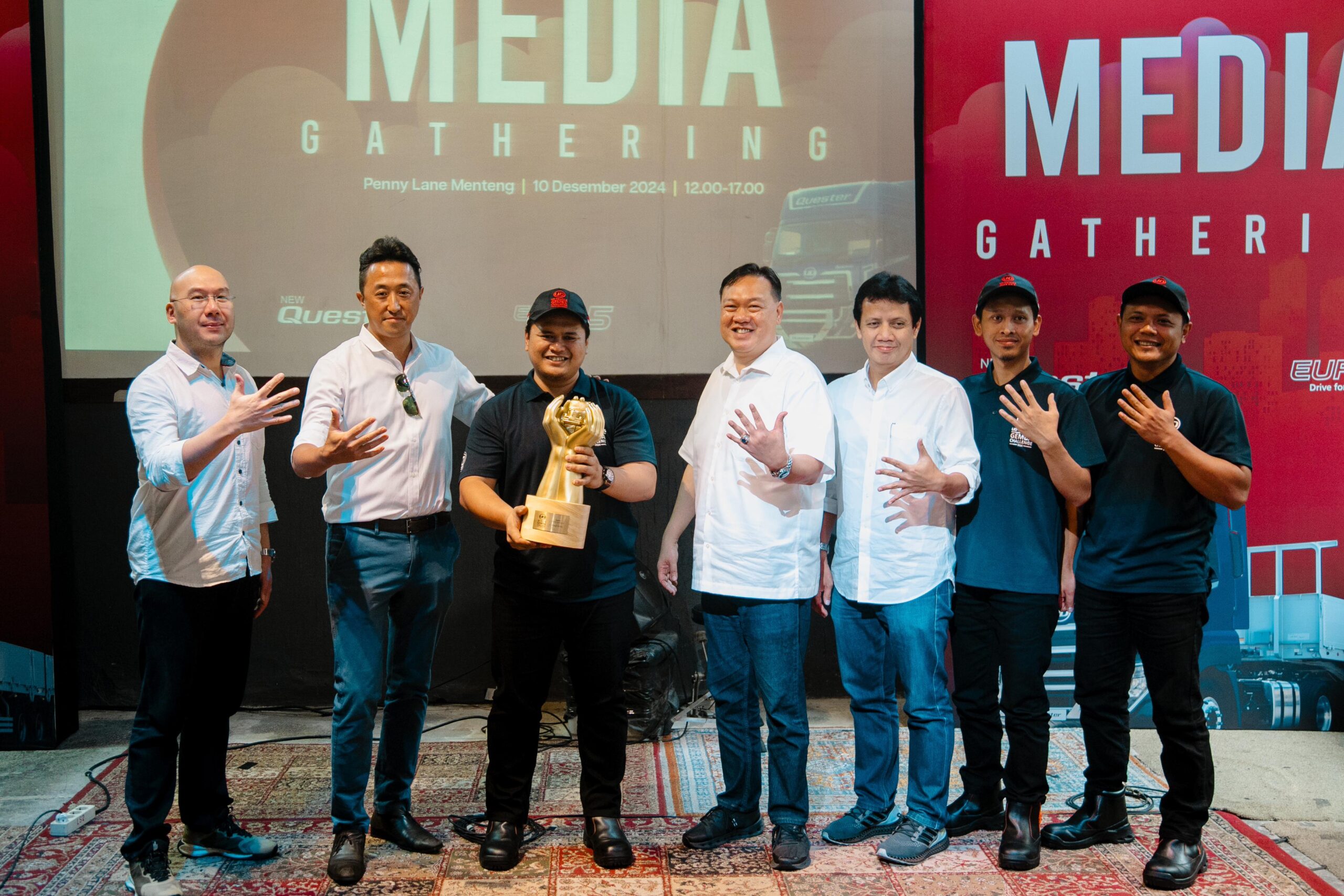 Apakabar.co.id - Tim Great Mates, Pemenang Kompetisi Global UD Gemba Challenger 2024 bersama manajement UD Trucks dan Astra UD Trucks