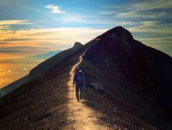 Dua Pendaki Tersesat di Gunung Agung Sejak Selasa Belum Ditemukan