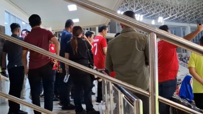 Jokowi Tonton Indonesia vs Laos, Pakai Jersey Nomor 7 