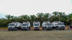 PT Star Wagen Indonesia menyerahkan 5 unit Mercedes-Benz Actros 4048 S dengan SDT 90 kubik kepada perusahaan tambang di Tanah Bumbu, Kalsel - apakabar.co.id