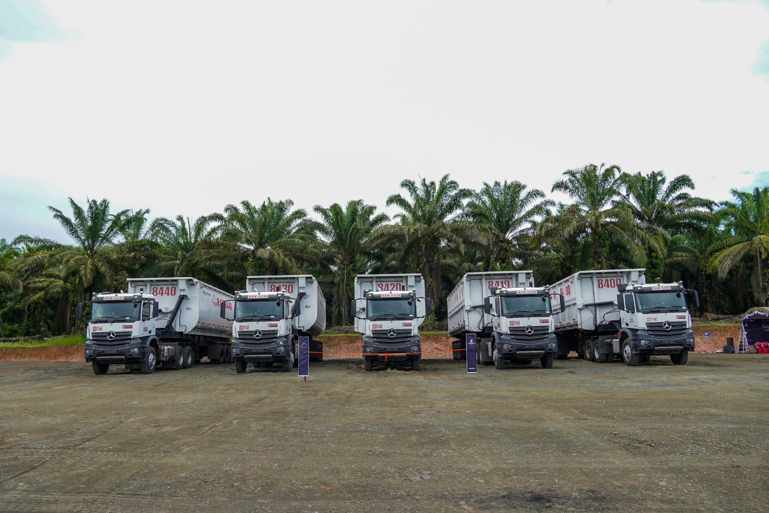 PT Star Wagen Indonesia menyerahkan 5 unit Mercedes-Benz Actros 4048 S dengan SDT 90 kubik kepada perusahaan tambang di Tanah Bumbu, Kalsel - apakabar.co.id