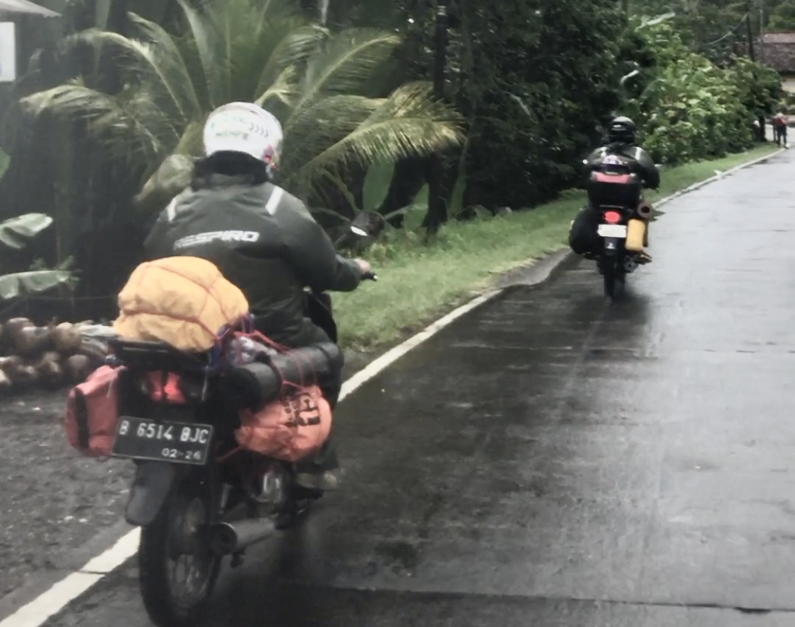 Jas hujan Respiro The Challenger R2.0 saat dijajal hujan-hujanan di Jalur Pantai Selatan. Foto: apakabar.co.id