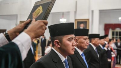 Ramai di Medsos, Istana Bantah Seskab Teddy Hormat kepada Pengusaha Aguan