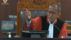 Wakil Ketua Mahkamah Konstitusi (MK) Saldi Isra dalam sidang ke-2 kecurangan Pilbup Banjar, Jumat (17/1). Foto: Tangkap Layar YouTube