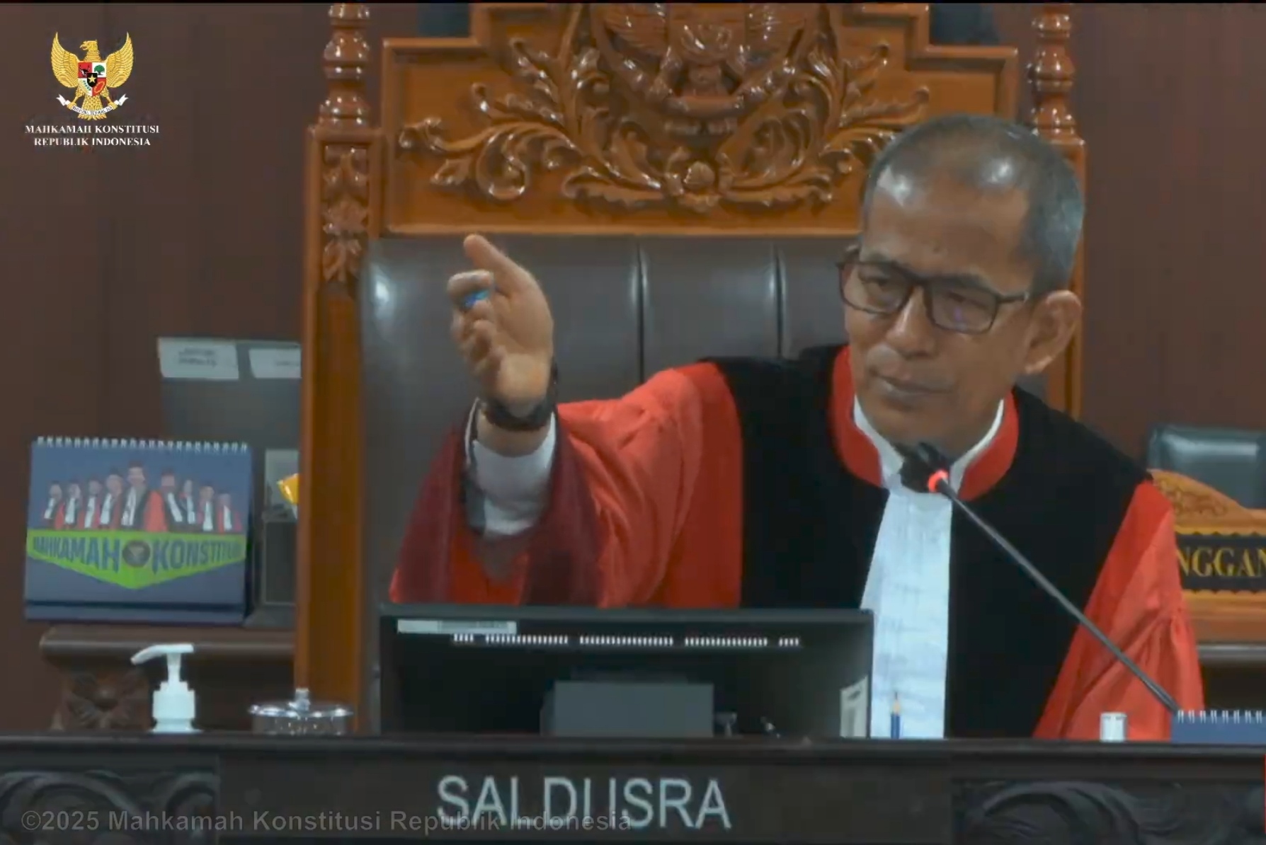 Wakil Ketua Mahkamah Konstitusi (MK) Saldi Isra dalam sidang ke-2 kecurangan Pilbup Banjar, Jumat (17/1). Foto: Tangkap Layar YouTube