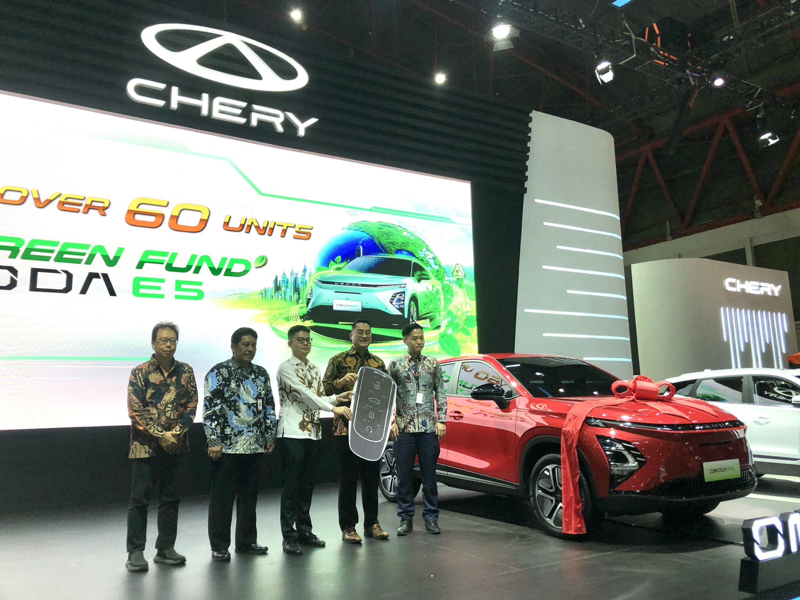 PT Chery Sales Indonesia (CSI) melakukan serah terima 60 unit Chery Omoda E5 kepada PT Bank Syariah Indonesia (BSI) bersamaan ajang IIMS 2025 - apakabar.co.id