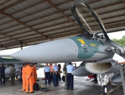 Mencuci Pesawat Tempur F-16 Secara Manual, Metode Efektif yang Teruji