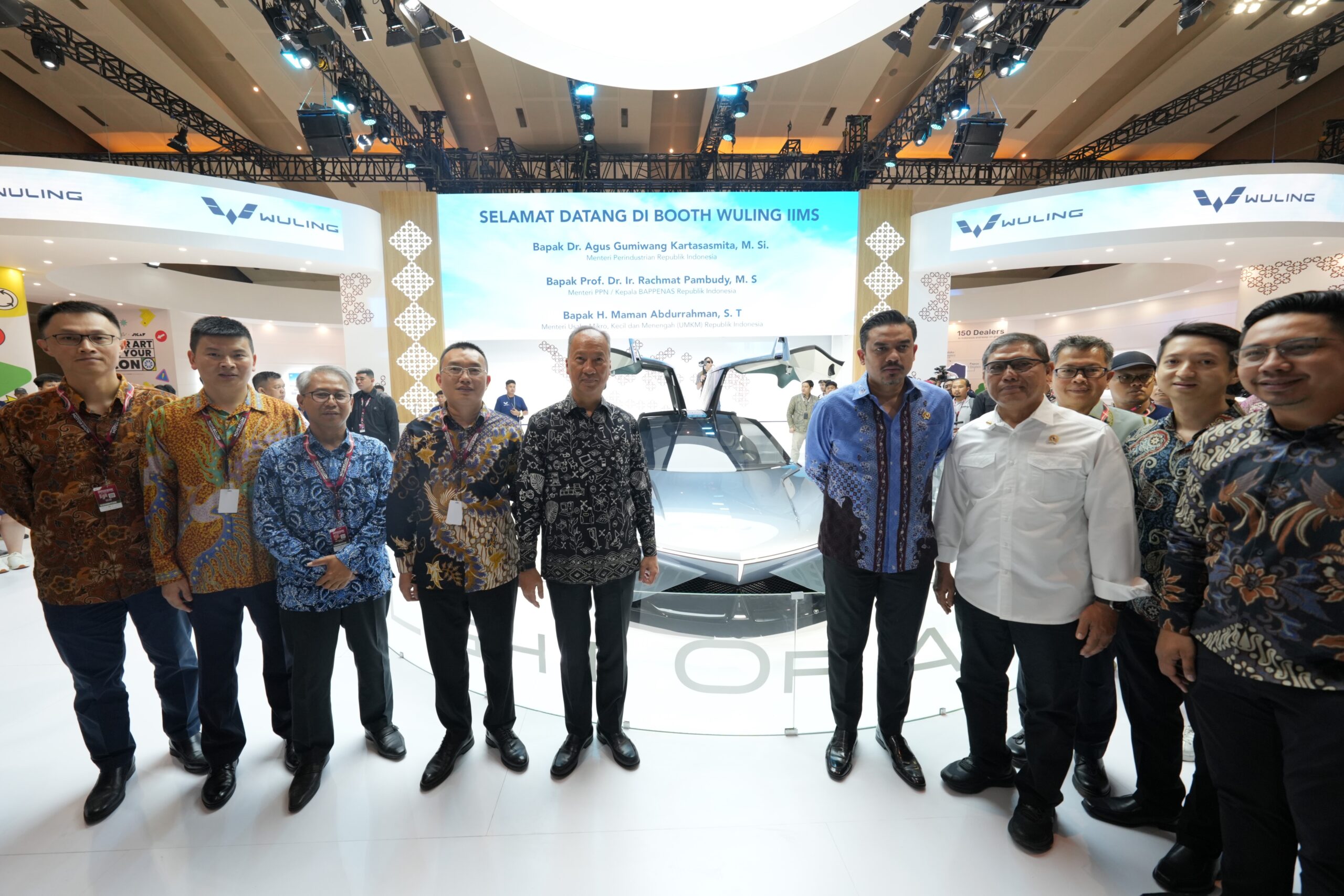 Government Visit ke booth Wuling di IIMS 2025 melihat langsung mobil konsep Wuling Light of ASEAN - apakabar.co.id