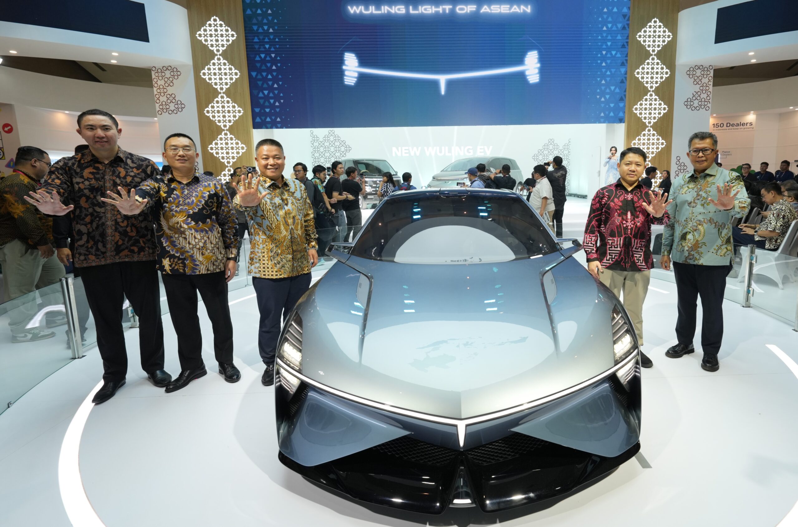 Jajaran Manajemen Wuling bersama Wuling Light of ASEAN dalam IIMS 2025 - apakabar.co.id