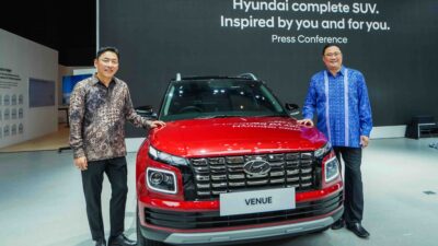 Ju Hun Lee, President Director HMID dan Fransiscus Soerjopranoto, COO HMID di Peluncuran Hyundai Venue di IIMS 2025 - apakabar.co.id