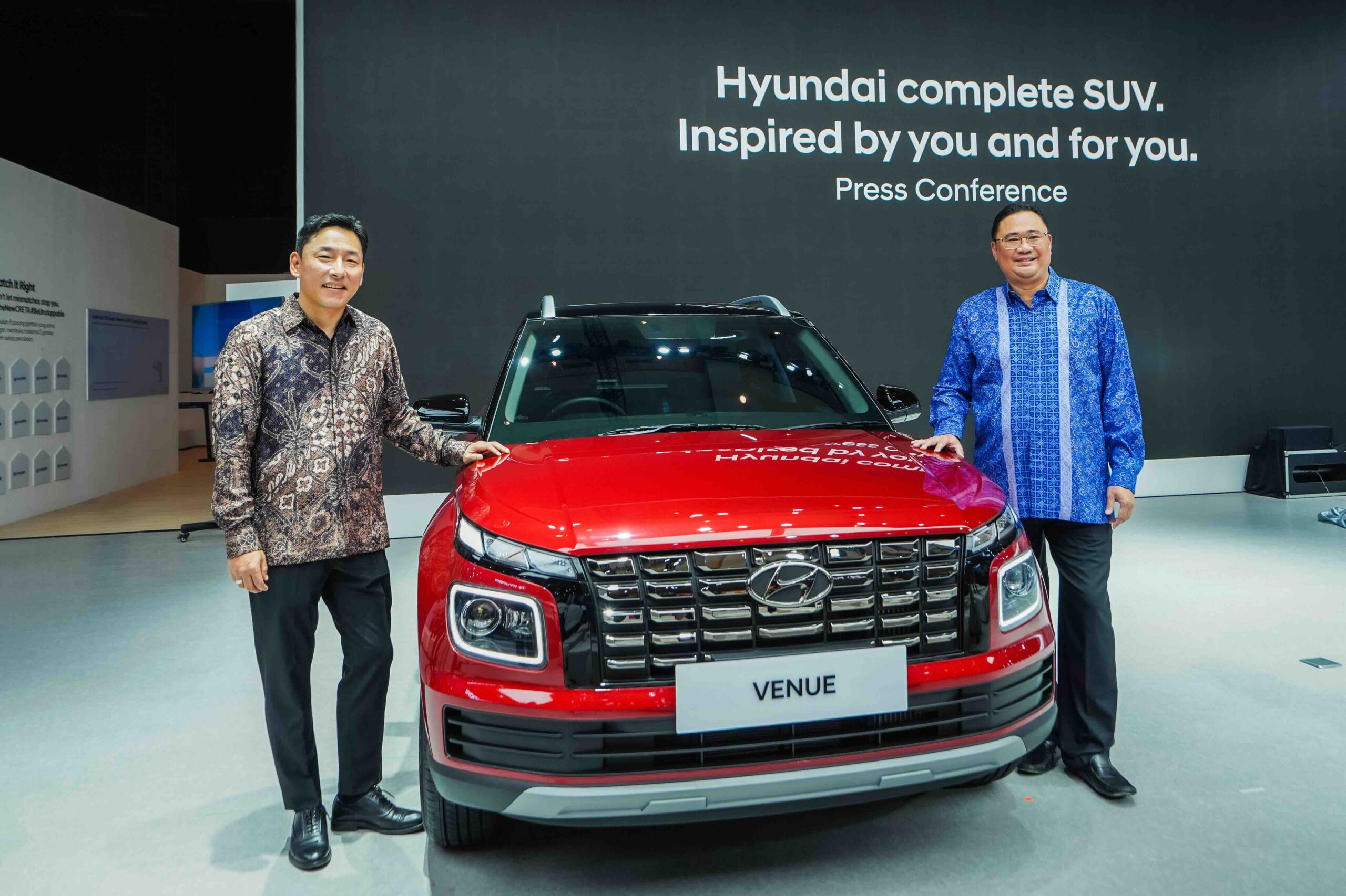 Ju Hun Lee, President Director HMID dan Fransiscus Soerjopranoto, COO HMID di Peluncuran Hyundai Venue di IIMS 2025 - apakabar.co.id