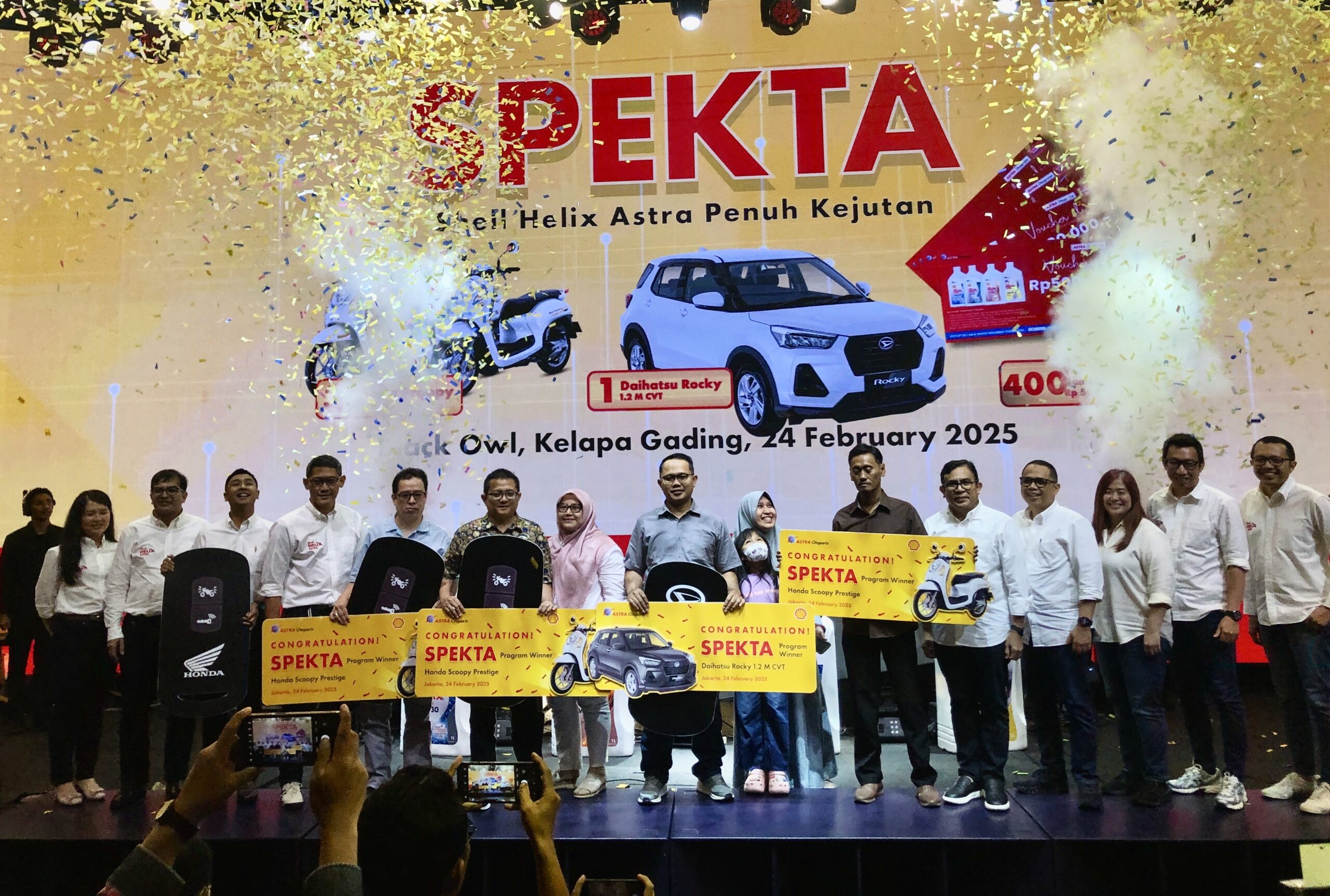 Para pemenang program SPEKTA berhadiah mobil dan motor bersama jajaran manajeman Astra Otoparts dan Shell Indonesia - apakabar.co.id