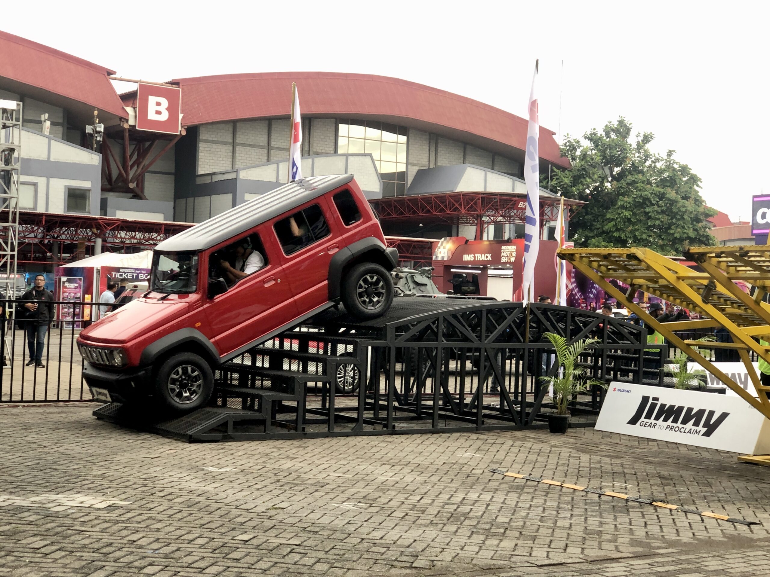 Suzuki Jimny melewati obstacle di arena Jimny Adventure Experience di IIMS 2025 - apakabar.coid