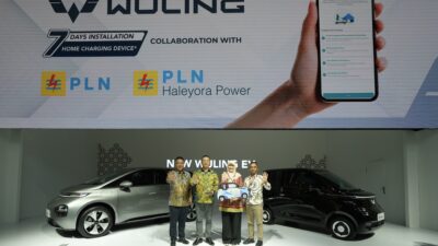 Wuling melakukan penyerahan 2 (dua) unit Air ev secara simbolis kepada PT Haleyora Power - apakabar.co.id