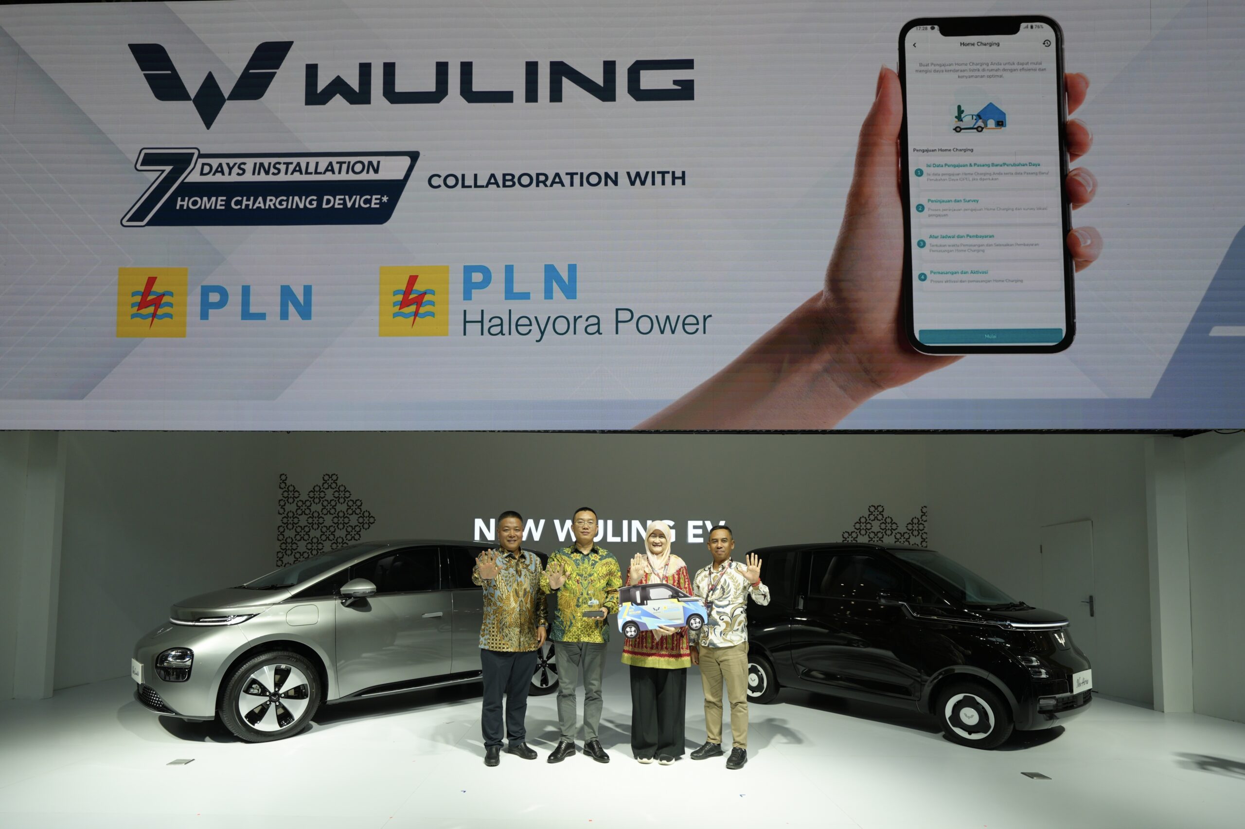 Wuling melakukan penyerahan 2 (dua) unit Air ev secara simbolis kepada PT Haleyora Power - apakabar.co.id