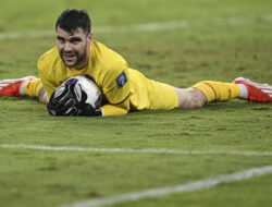 Aturan Baru, Kiper Menahan Bola Terlalu Lama Bisa Dihukum