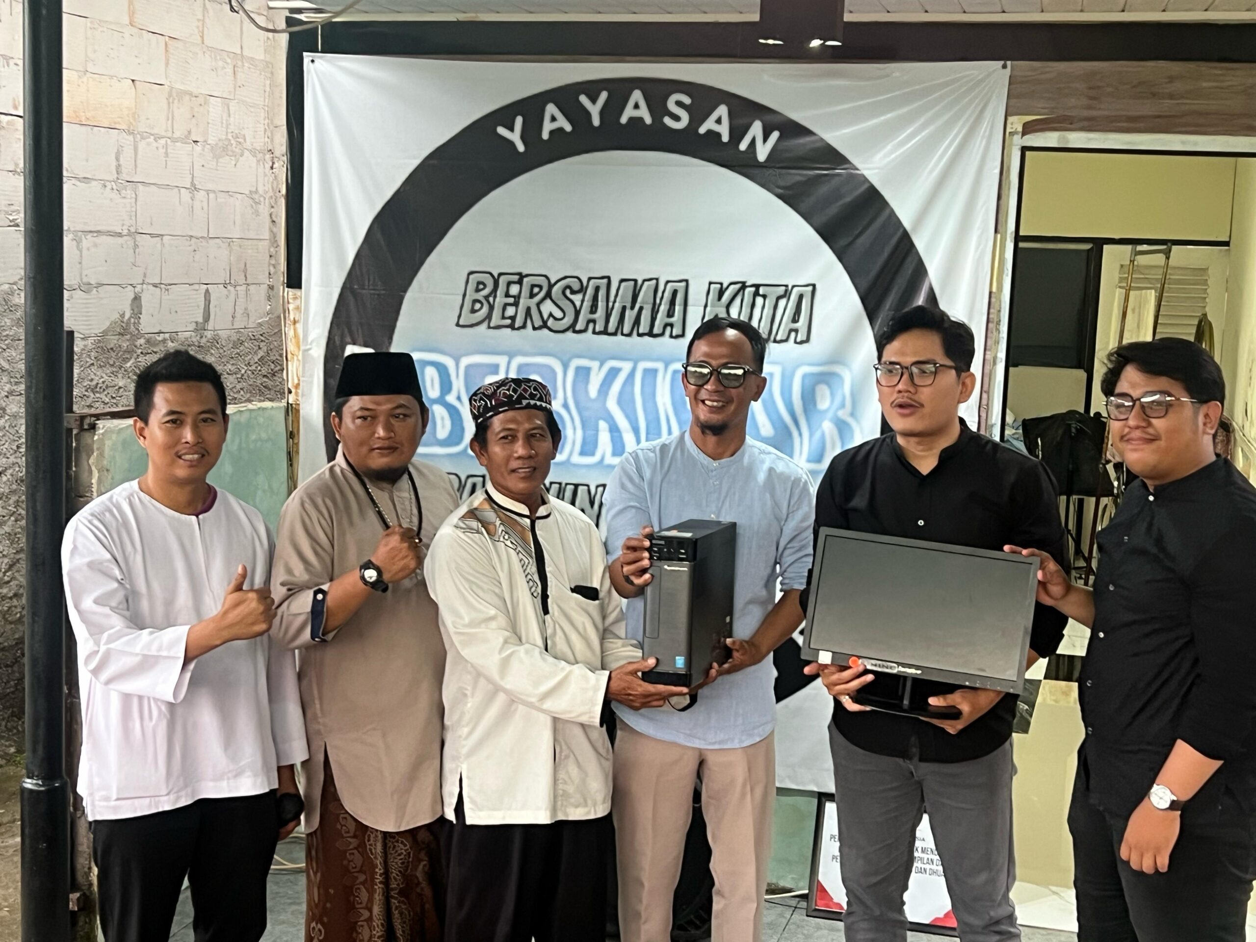 CSR Hino menyerahkan bantuan 20 unit PC - apakabar.co.id