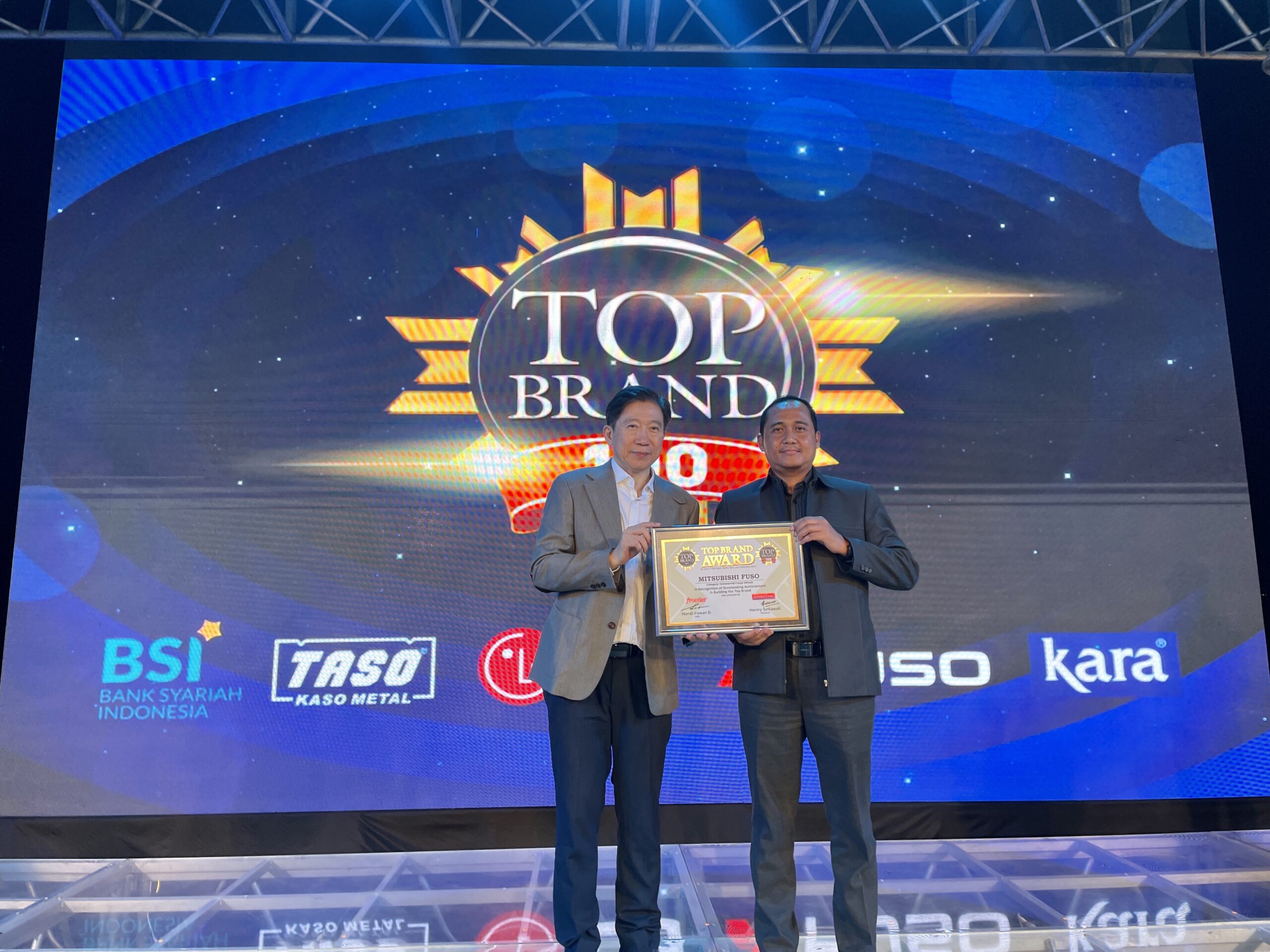 Mitsubishi Fuso meraih penghargaan Top Brand 100 Award 2025 - apakabar.co.id