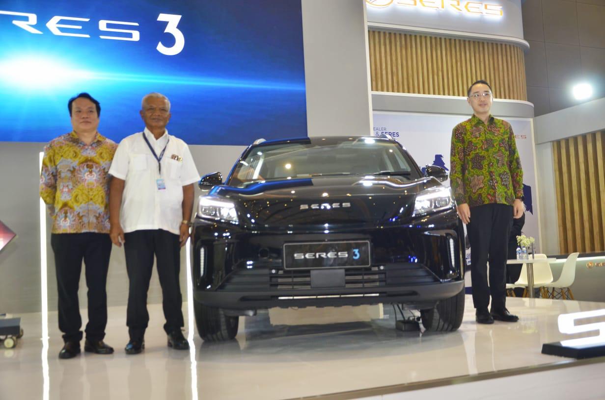 Jajaran manajeman PT Sokonindo Automobile saat peluncuran Seres 3 di ajang PEVS 2025 - apakabar.co.id