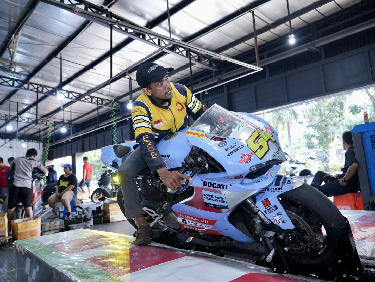 Federal Oil mengajak konsumen merasakan sensasi menjadi pembalap Gresini Racing di Federal Oil Center - apakabar.co.id