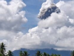 Gunung Ibu Erupsi, Abu Vulkanik Membumbung 800 Meter