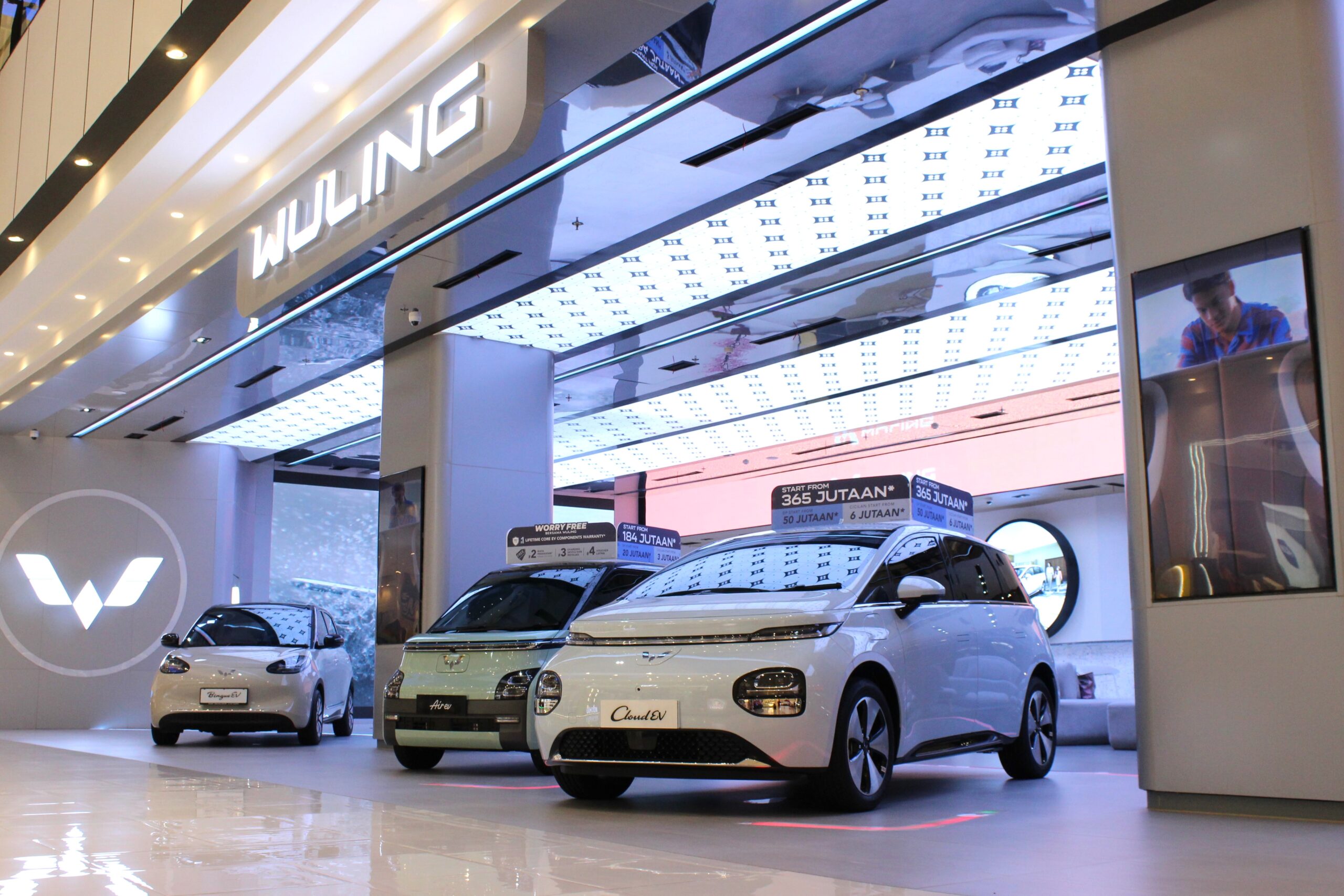 Jaringan outlet Wuling terbaru ini menempati total area seluas 440 meter persegi yang berlokasi di lantai dasar (GF) unit 22-24 AEON Mall Cikarang - apakabar.co.id