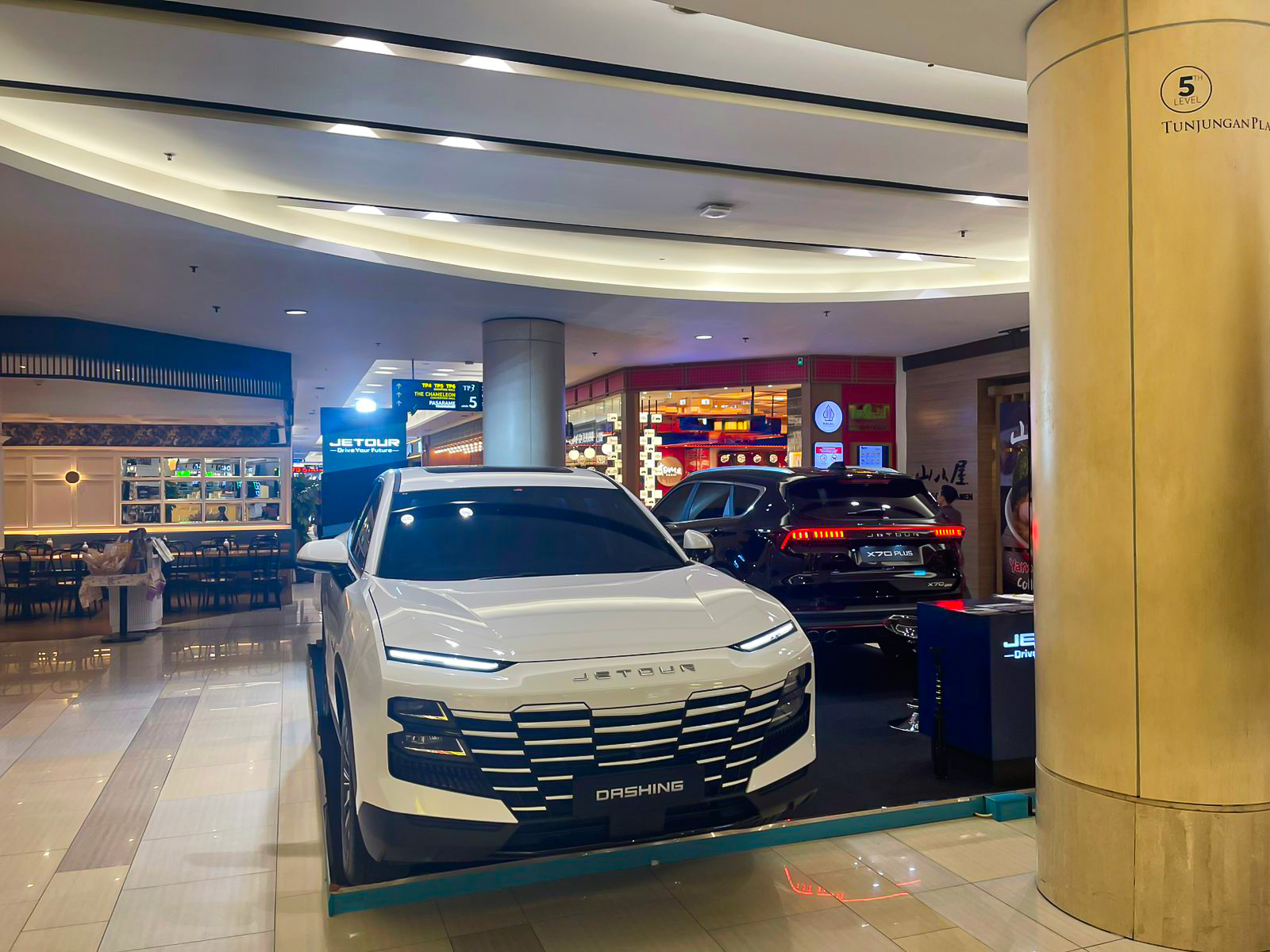 Jetour Dashing dan X70 Plus menyapa pengunjung Tunjungan Plaza Surabaya - apakabar.co.id