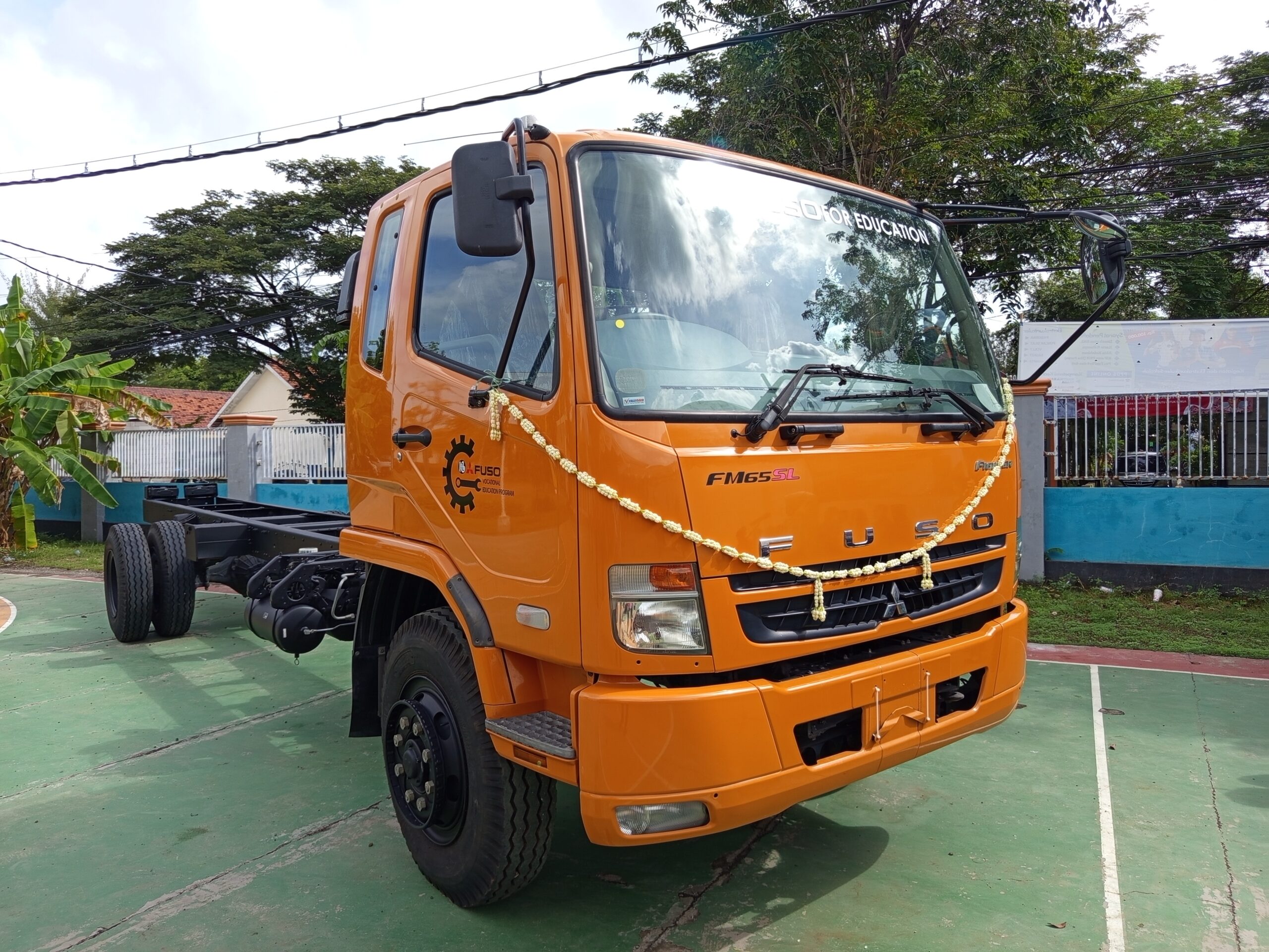 KTB Donasikan Mitsubishi Fuso Fighter ke SMK Negeri 1 Kamal Madura - apakabar.co.id