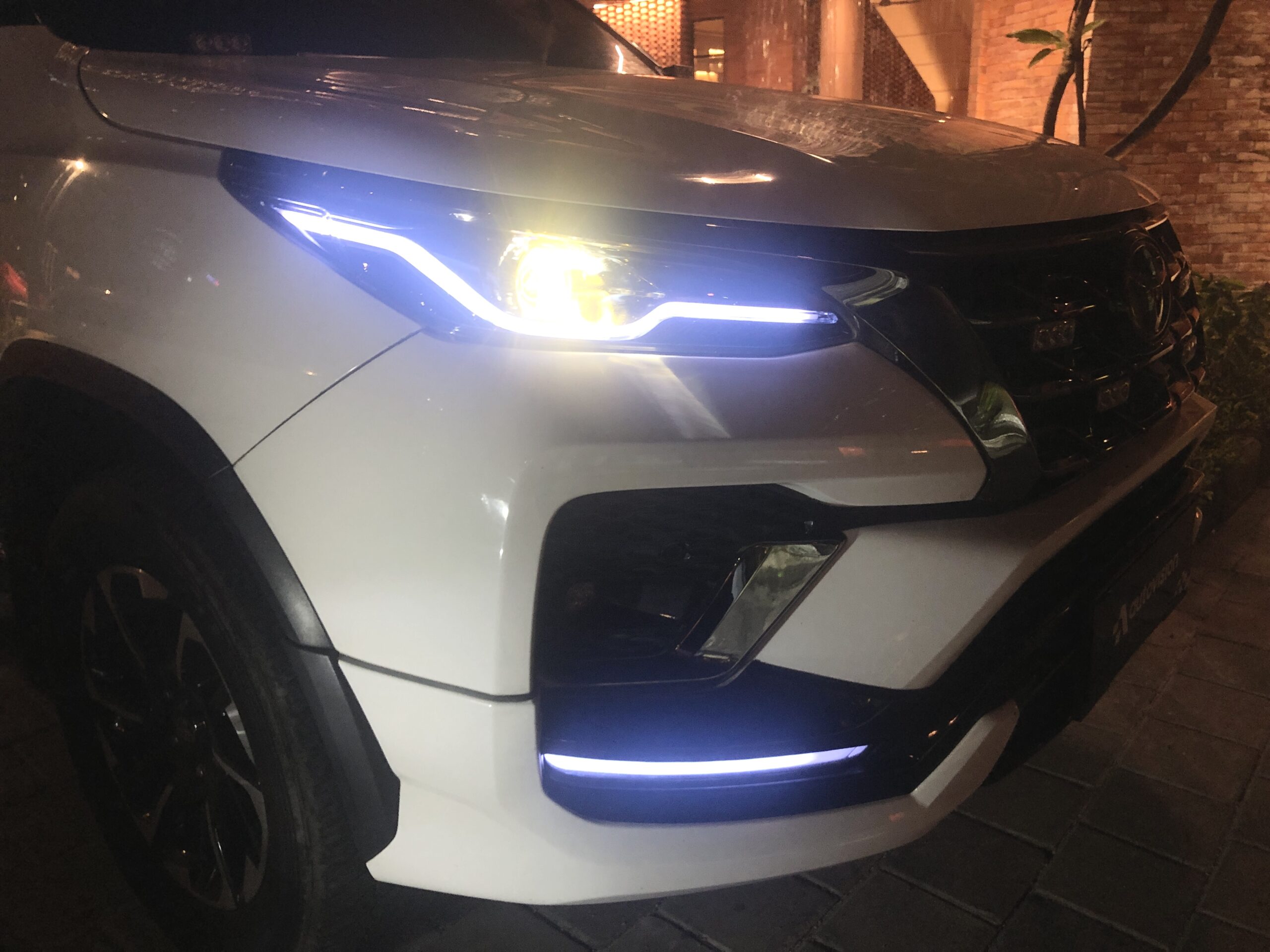 Keunggulan Bi-LED Projector Autovision Dakar Carbon RSi adalah bisa mengoperasikannya lewat smartphone untik mengatur cahaya - apakabar.co.id