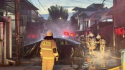 Mobil listrik BYD Seal tiba-tiba mengeluarkan asap lalu meledak dan terbakar saat terparkir di garasi rumah di Jakarta Barat - apakabar.co.id